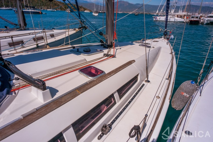 Sun Odyssey 42 i - Yacht Charter Sailica