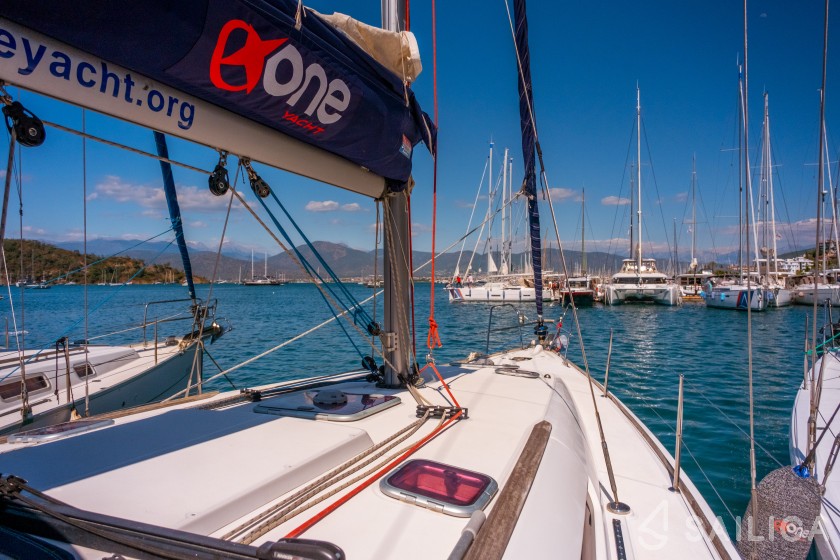 Sun Odyssey 42 i - Yacht Charter Sailica