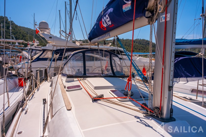 Sun Odyssey 42 i - Yacht Charter Sailica