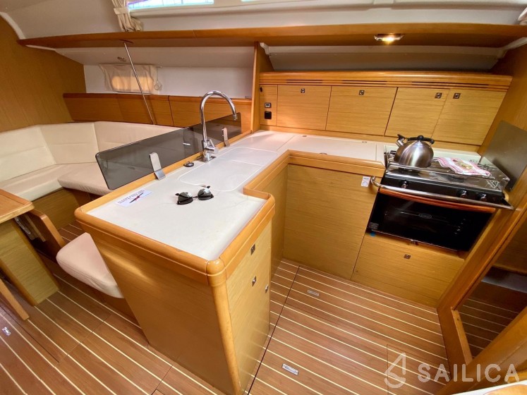 Sun Odyssey 42 i - Yacht Charter Sailica