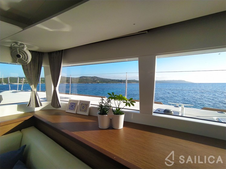 Lagoon 450  Flybridge - Yacht Charter Sailica
