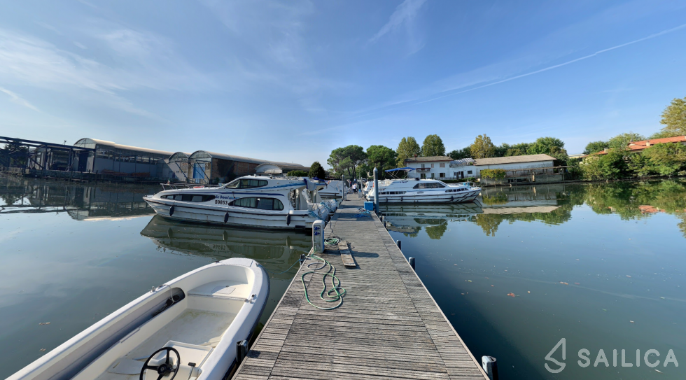 Le Boat Caprice - Yacht Charter Sailica