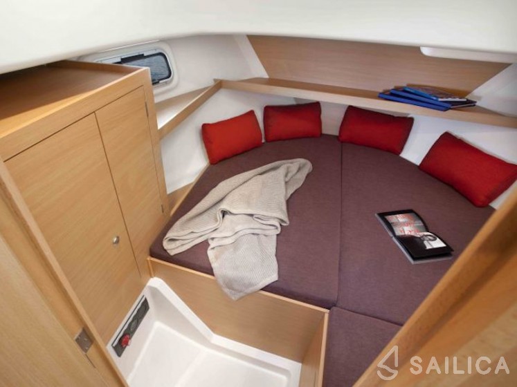 Delphia Escape 800 - Yacht Charter Sailica