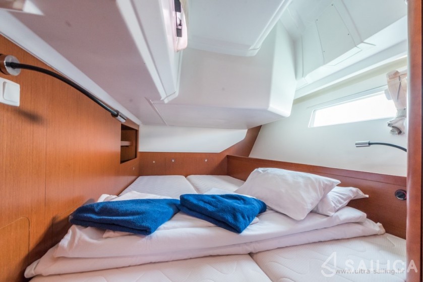 Oceanis 45 - Yacht Charter Sailica