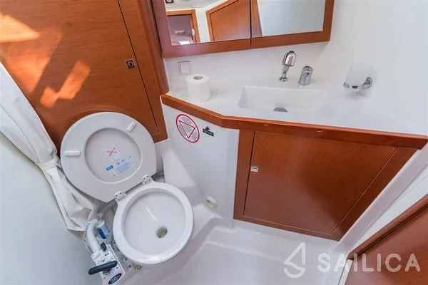 Oceanis 45 - Yacht Charter Sailica
