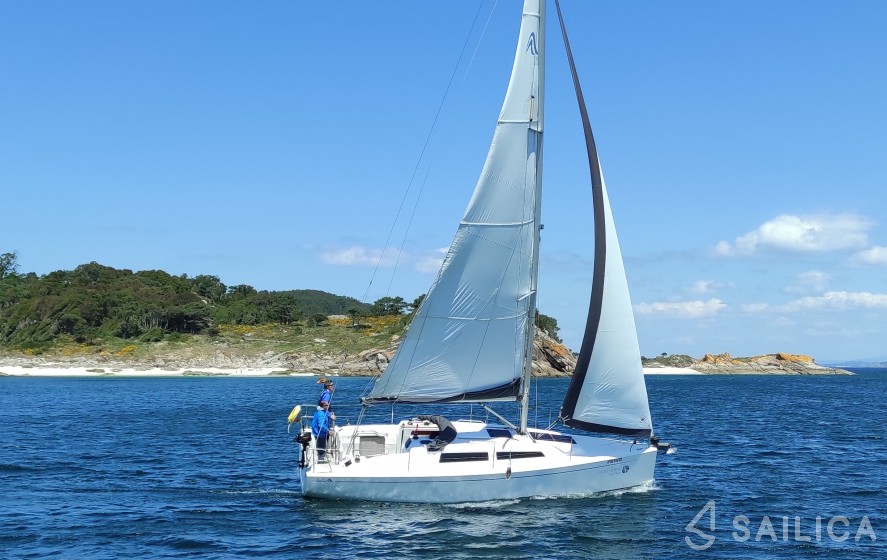 Hanse 315 - Yacht Charter Sailica