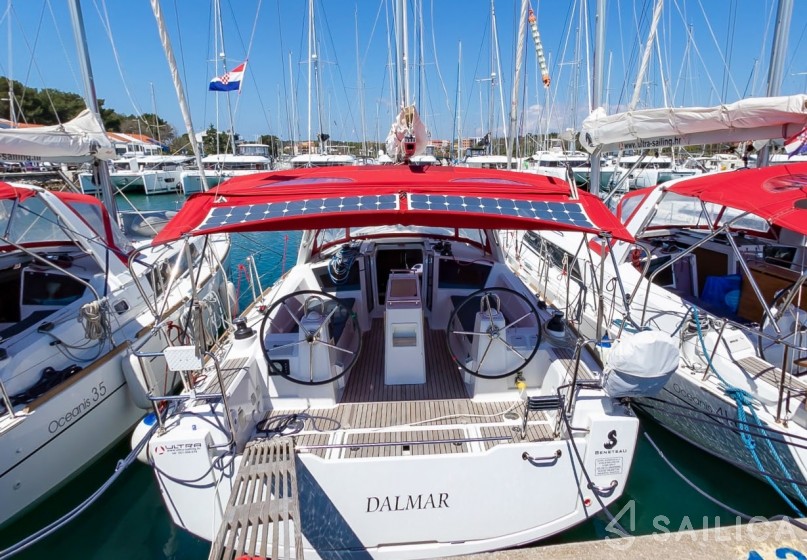 Oceanis 35 - Yacht Charter Sailica