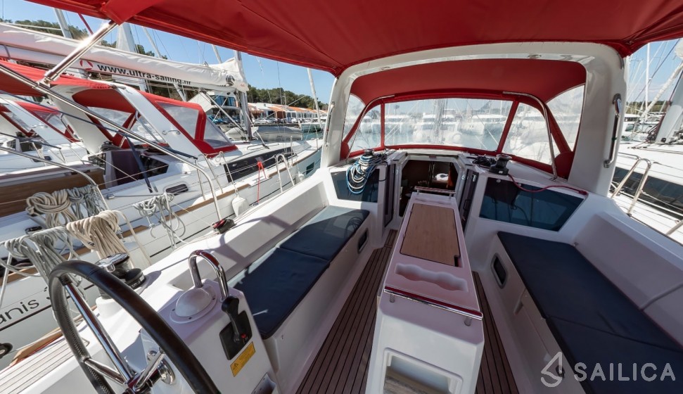 Oceanis 35 - Yacht Charter Sailica