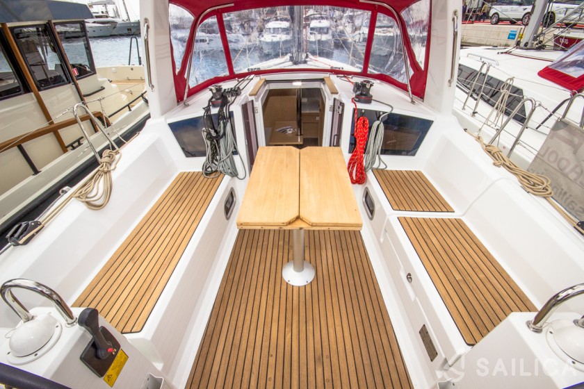 Oceanis 35 - Yacht Charter Sailica