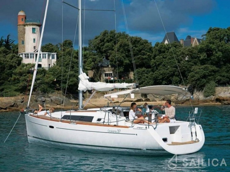 Oceanis 37 - Yacht Charter Sailica