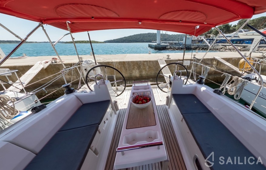 Oceanis 35 - Yacht Charter Sailica