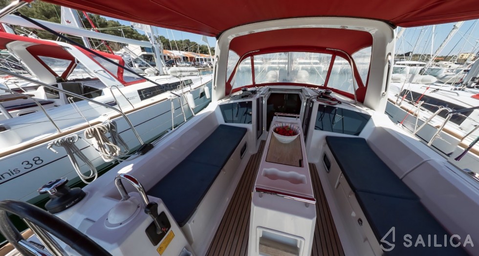 Oceanis 35 - Yacht Charter Sailica