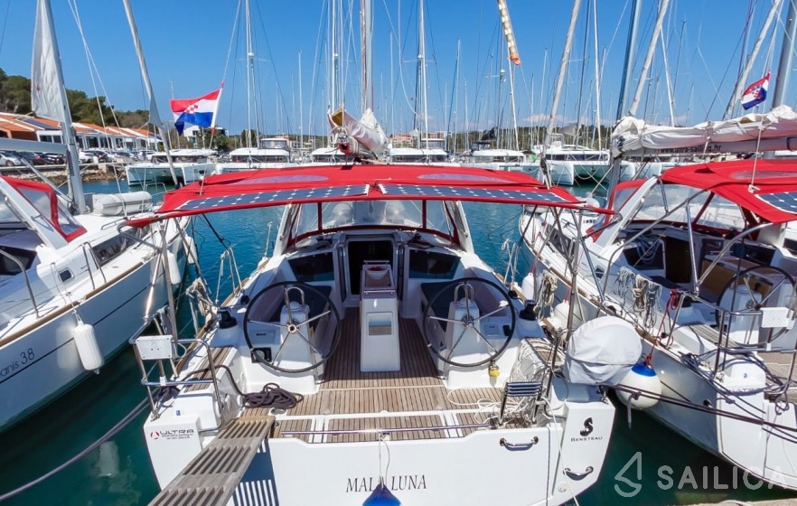Oceanis 35 - Yacht Charter Sailica