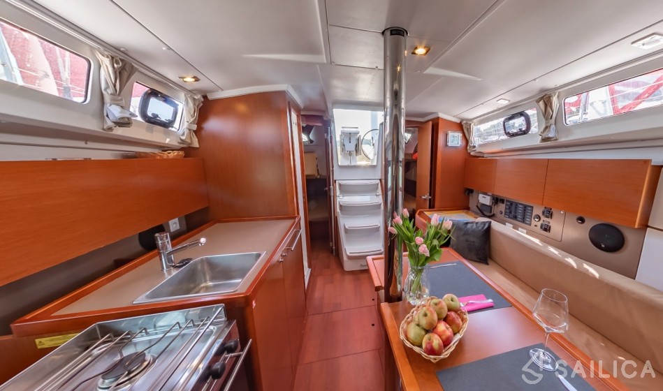 Oceanis 35 - Yacht Charter Sailica