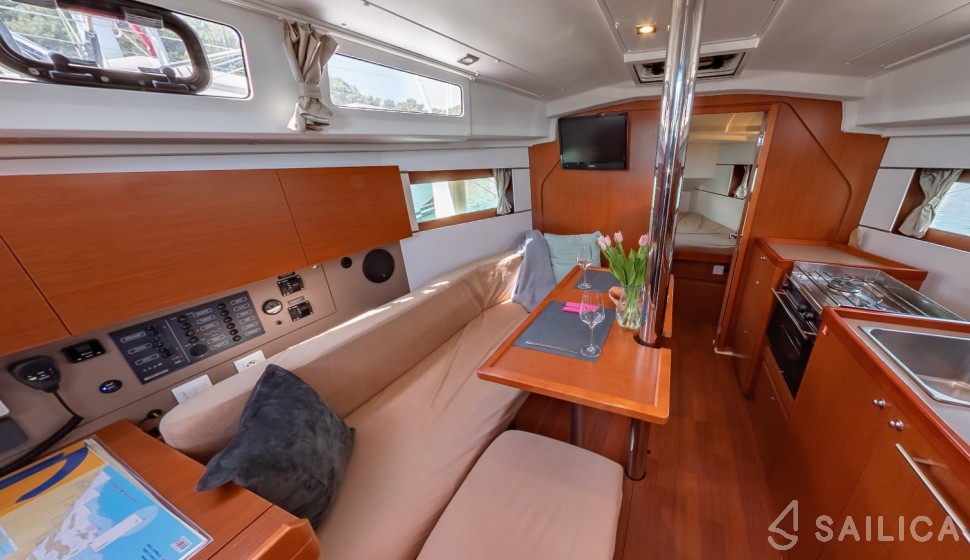 Oceanis 35 - Yacht Charter Sailica