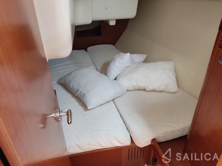 Oceanis 34 - Yacht Charter Sailica