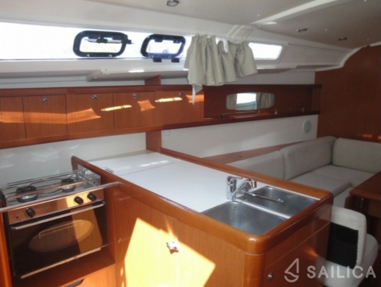 Oceanis 37 - Yacht Charter Sailica