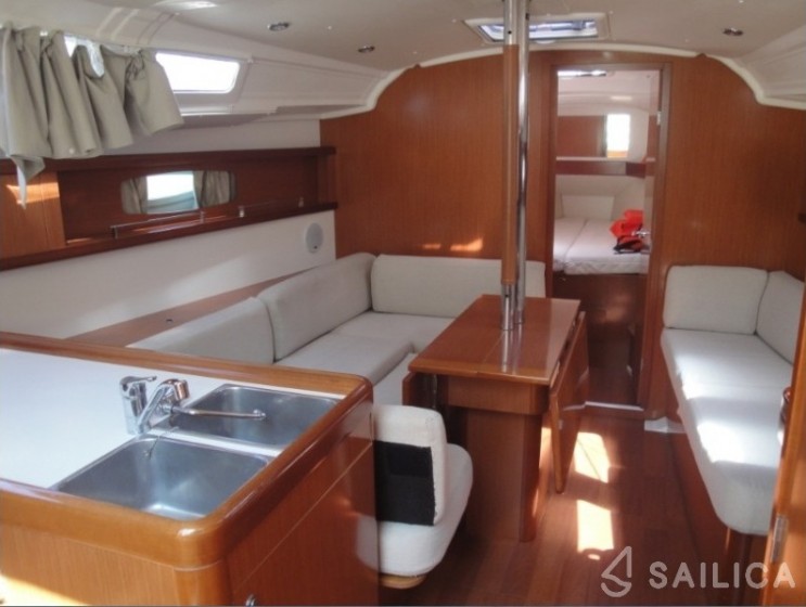 Oceanis 37 - Yacht Charter Sailica