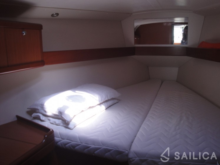 Oceanis 37 - Yacht Charter Sailica