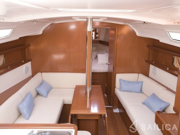 Oceanis 37 - Yacht Charter Sailica