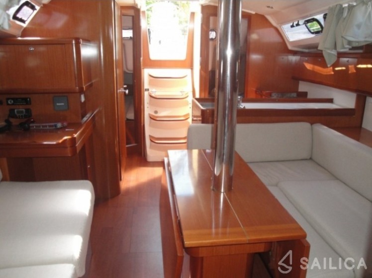 Oceanis 37 - Yacht Charter Sailica