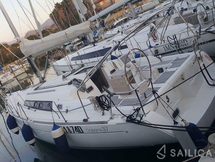Oceanis 37 - Yacht Charter Sailica