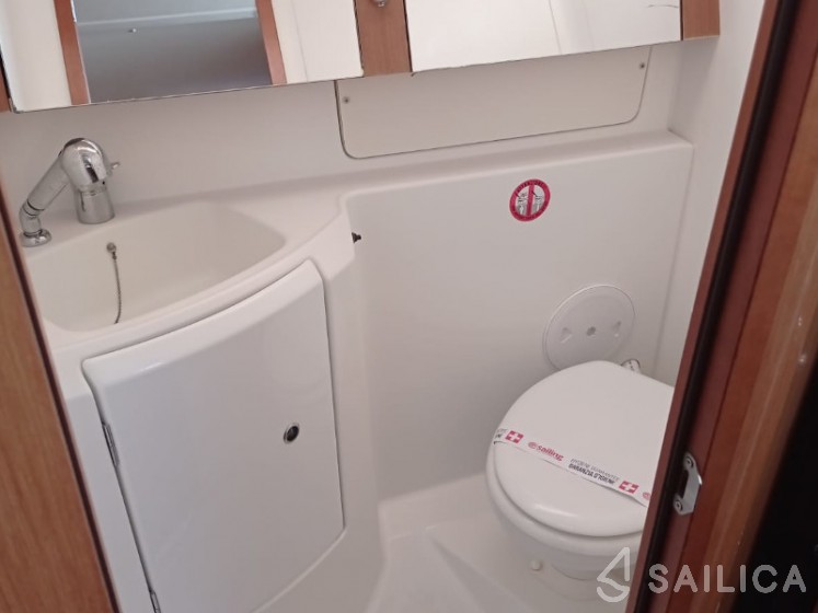 Oceanis 37 - Yacht Charter Sailica