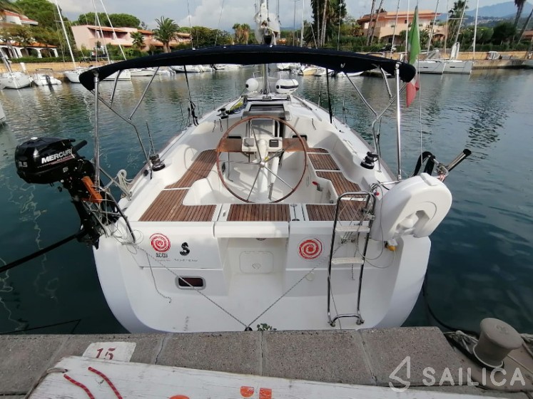 Oceanis 37 - Yacht Charter Sailica
