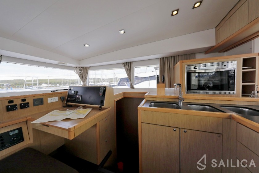 Lagoon 400 S2 - Yacht Charter Sailica