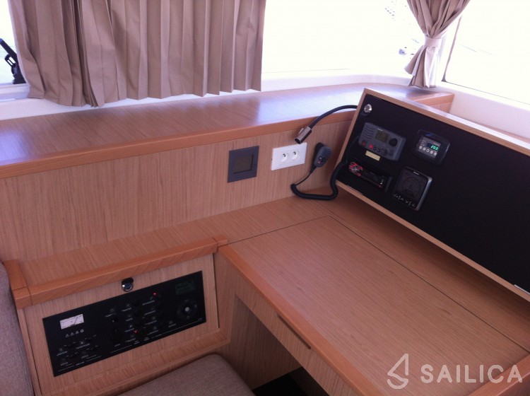 Lagoon 400 S2 - Yacht Charter Sailica