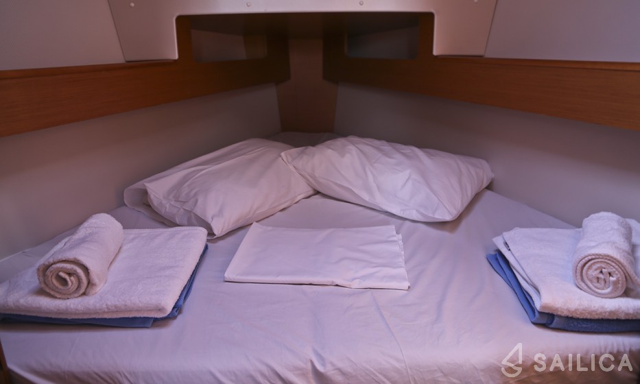 Sun Odyssey 33i - Yacht Charter Sailica