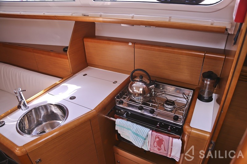 Sun Odyssey 33i - Yacht Charter Sailica