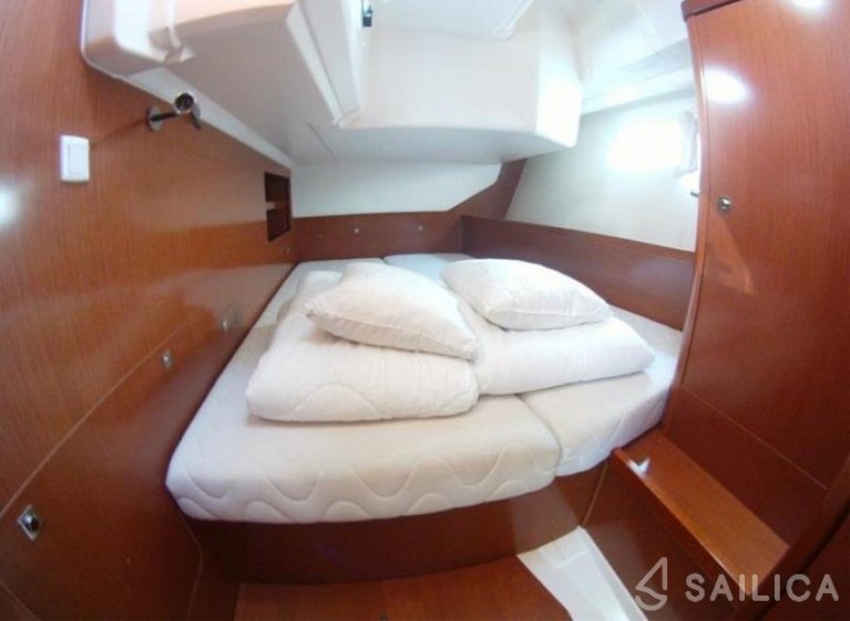 Oceanis 45 - Yacht Charter Sailica