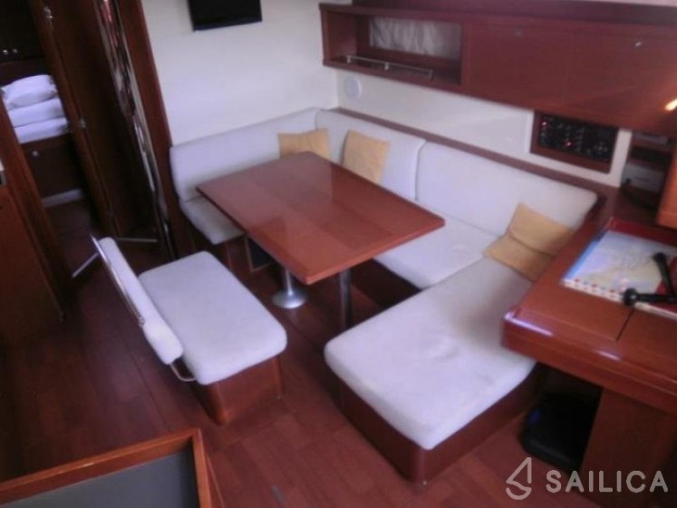 Oceanis 45 - Yacht Charter Sailica