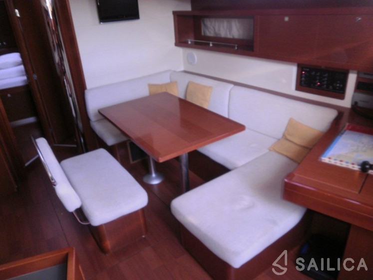 Oceanis 45 - Yacht Charter Sailica
