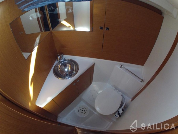 Jeanneau 53 - Yacht Charter Sailica