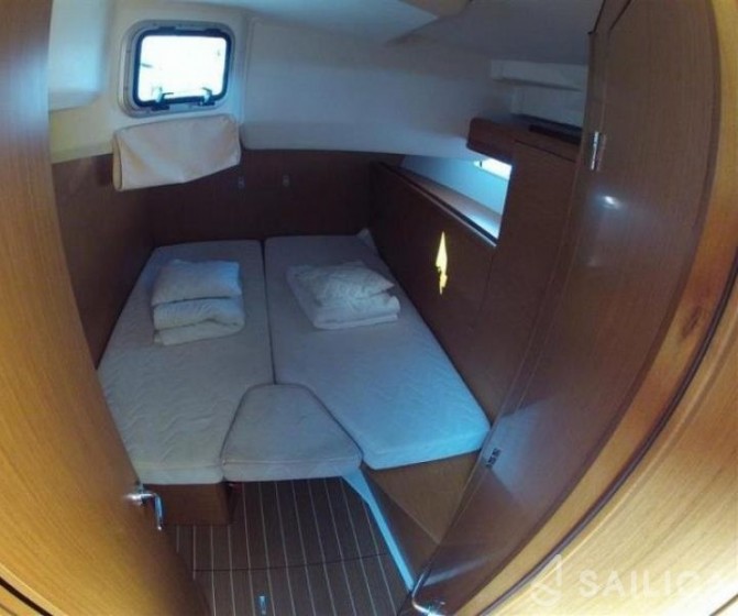 Jeanneau 53 - Yacht Charter Sailica