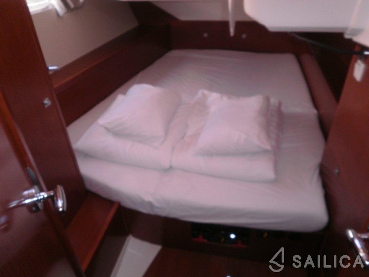 Oceanis 45 - Yacht Charter Sailica