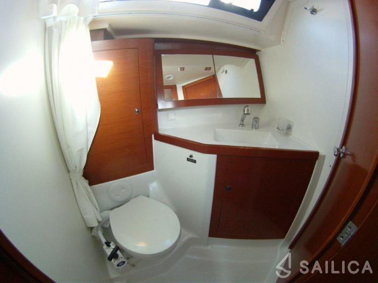 Oceanis 45 - Yacht Charter Sailica