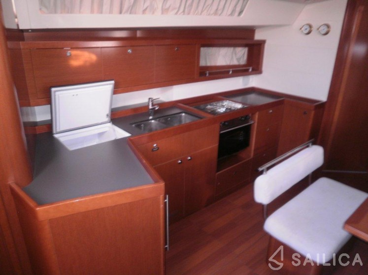 Oceanis 45 - Yacht Charter Sailica