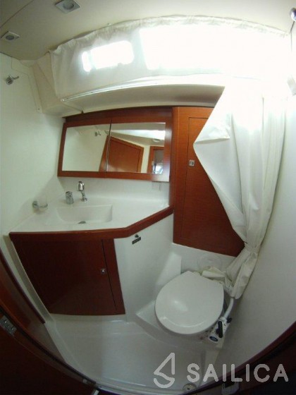 Oceanis 45 - Yacht Charter Sailica
