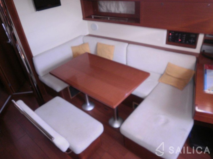 Oceanis 45 - Yacht Charter Sailica