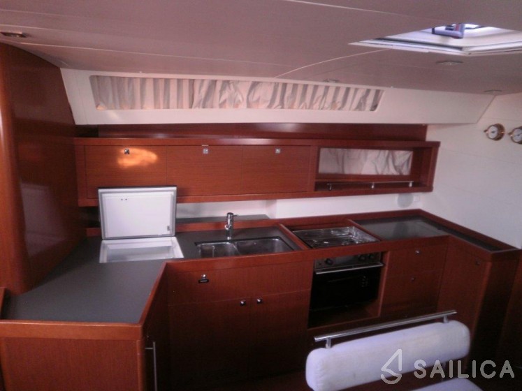 Oceanis 45 - Yacht Charter Sailica
