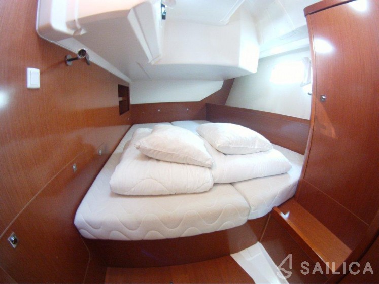Oceanis 45 - Yacht Charter Sailica