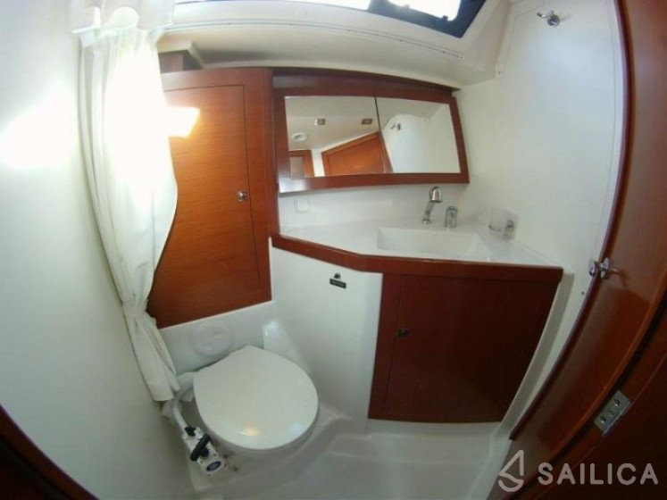 Oceanis 45 - Yacht Charter Sailica