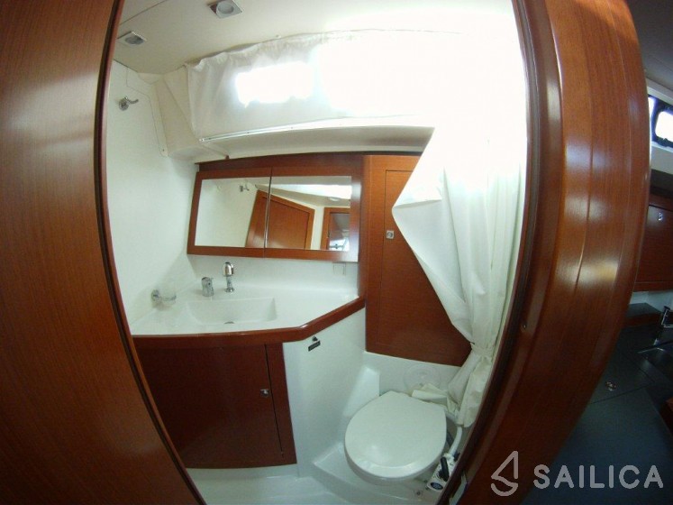 Oceanis 45 - Yacht Charter Sailica