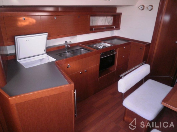 Oceanis 45 - Yacht Charter Sailica