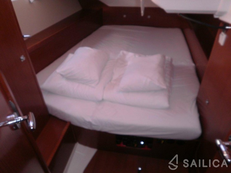 Oceanis 45 - Yacht Charter Sailica