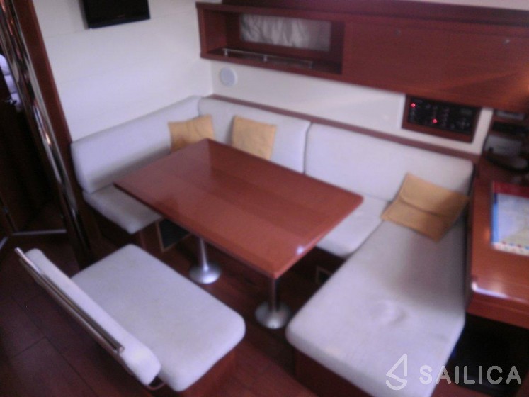 Oceanis 45 - Yacht Charter Sailica