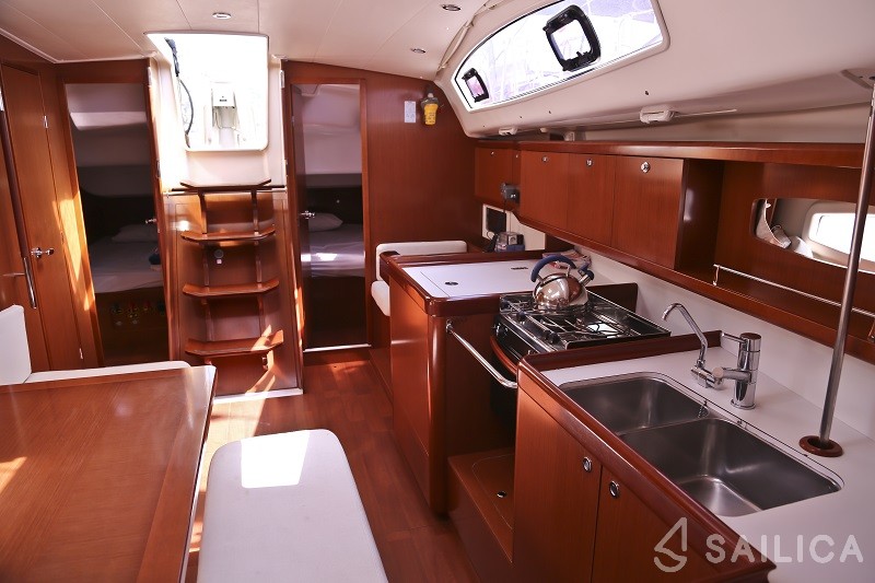 Oceanis 40 - Yacht Charter Sailica